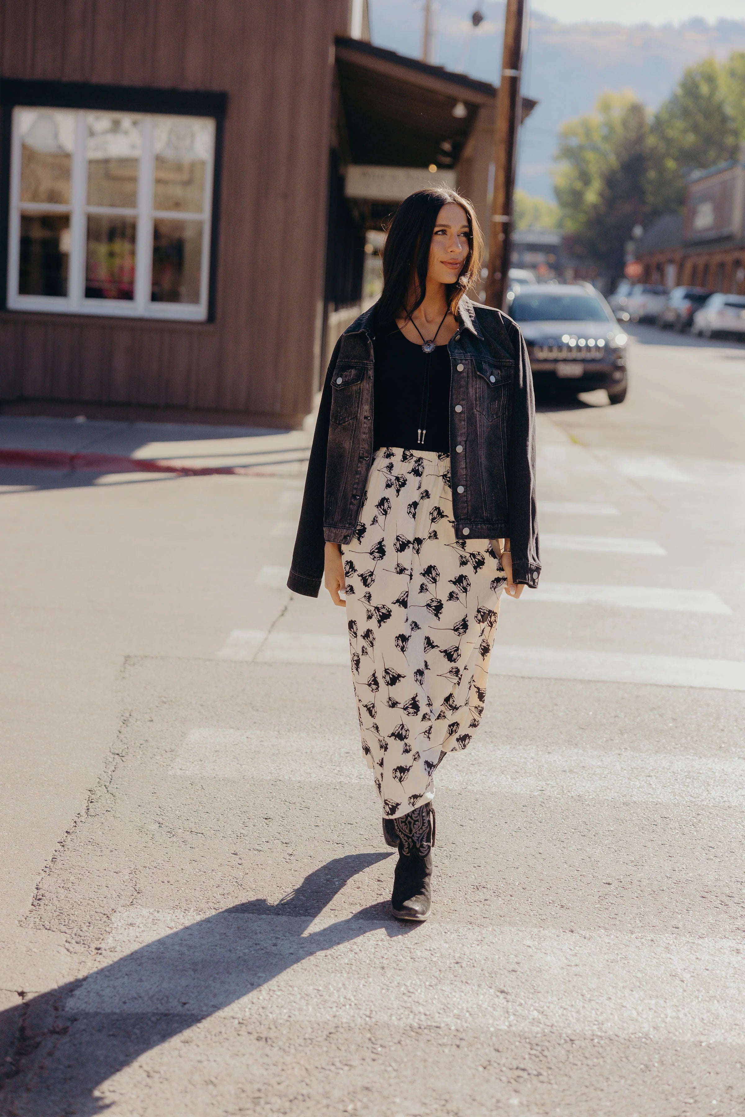 TEXTURED SKIRT IN OUTLAW BLOOM