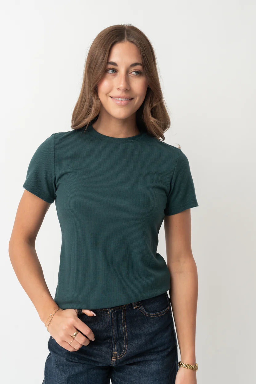 SHORT SLEEVE RIBBED TEE IN FOREST GREEN